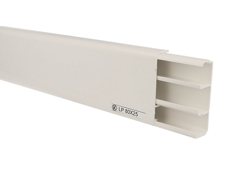 Plinthe électrique PVC blanche 80 x 25 mm